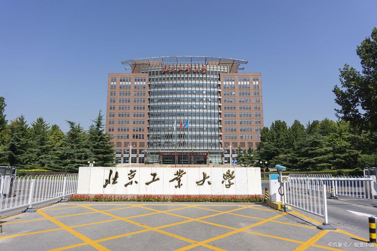 高校回应生理期请假需脱裤，引发管理争议：校园管理温度何在？